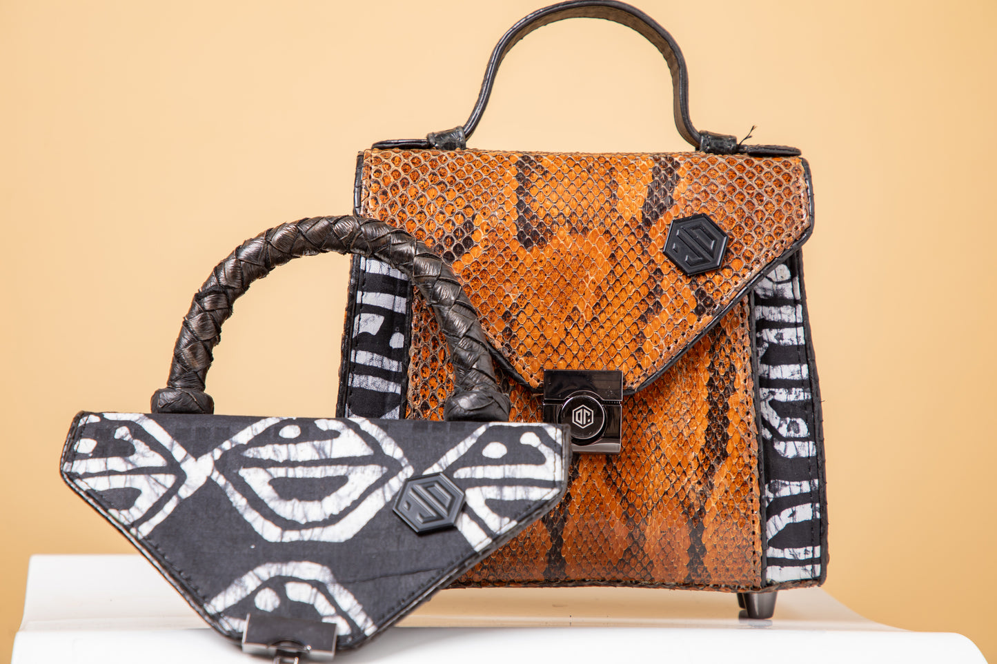 Maxi ÀṢÀ Top Handle Bag With Interchangeable Flap - Orange